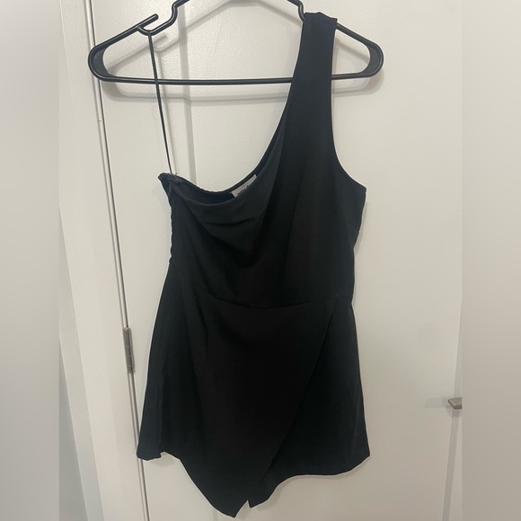 Superdown one-shoulder crossover romper - Picture 4 of 7